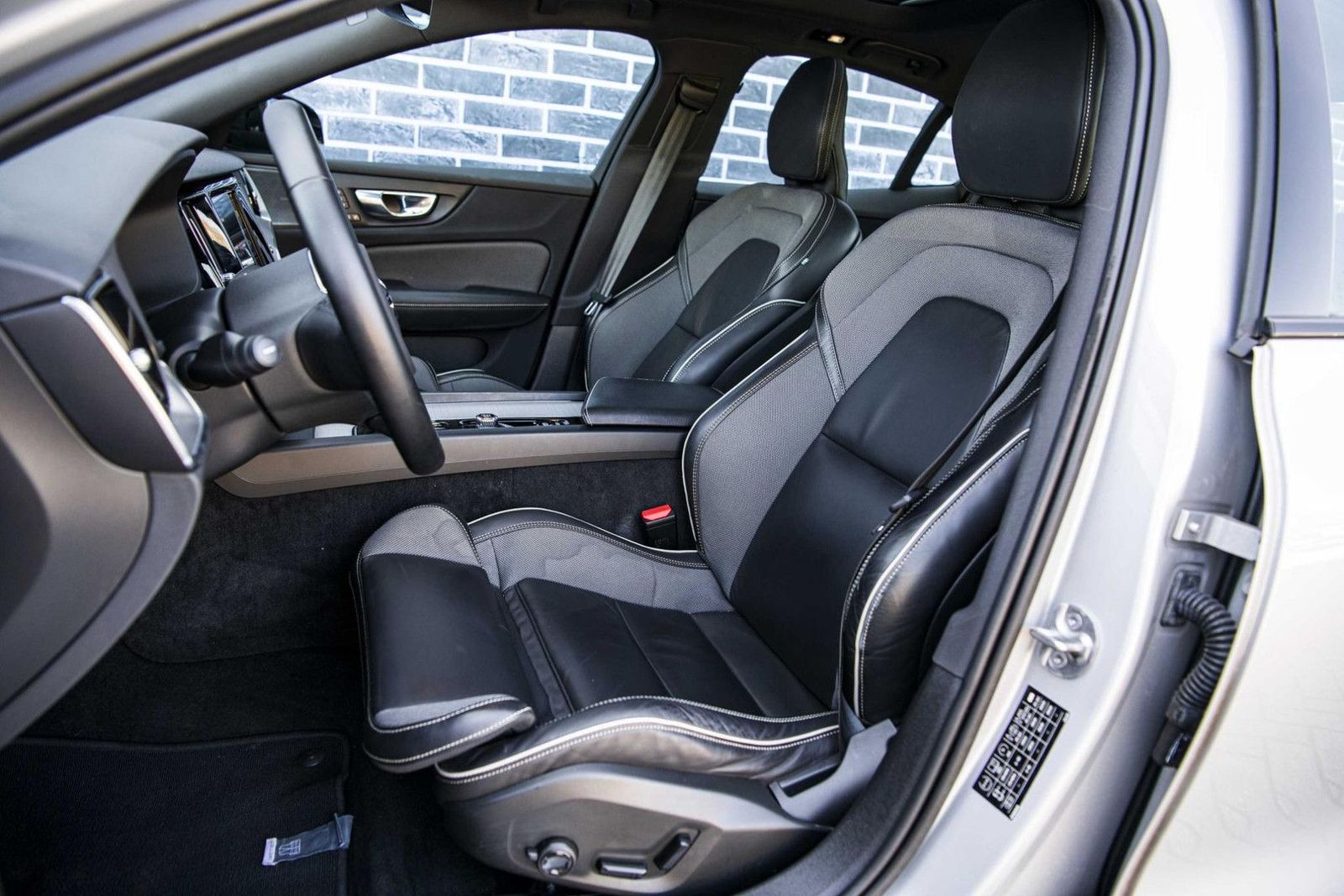 Volvo S60 2.0 B4 Plus Dark | Panoramisch schuif/kantel