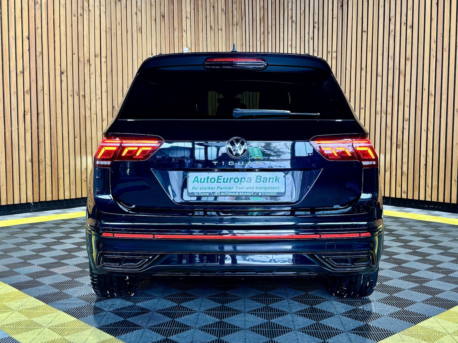 Volkswagen Tiguan 2,0 TDI 4M DSG R-Line Black *Navi*AHK*IQ*