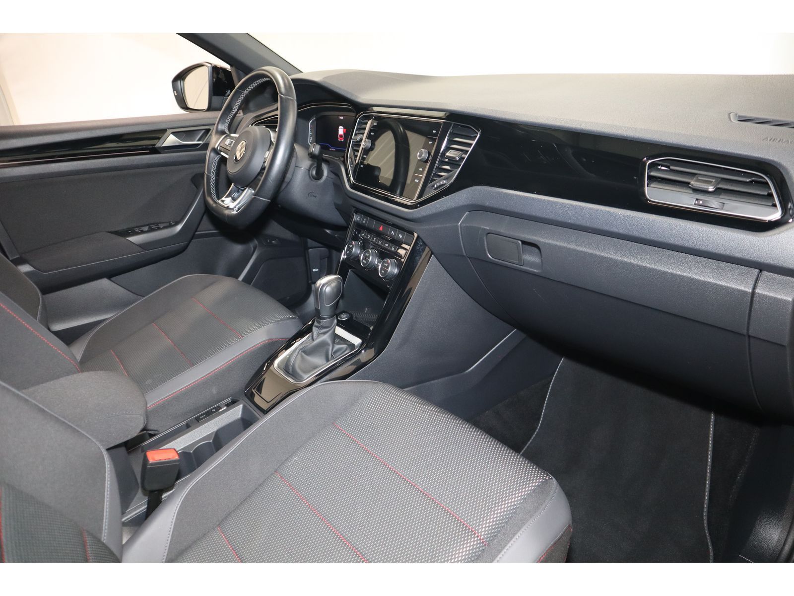 Volkswagen T-Roc 1.5 TSI DSG Black S - Samsaru's Car Outlet