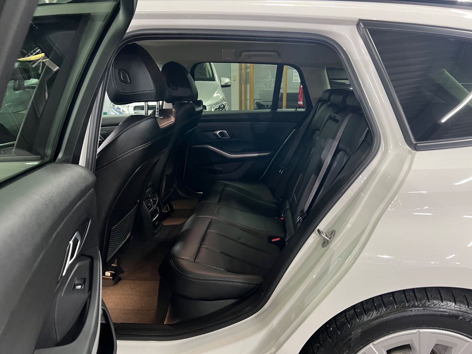 BMW 330 e Touring Advantage - Samsaru's Car Outlet