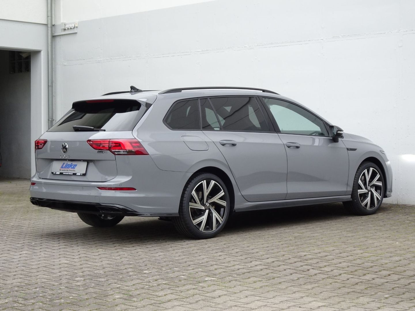 Volkswagen Golf Variant VIII 1.5 TSI R-Line - Samsaru's Car Outlet