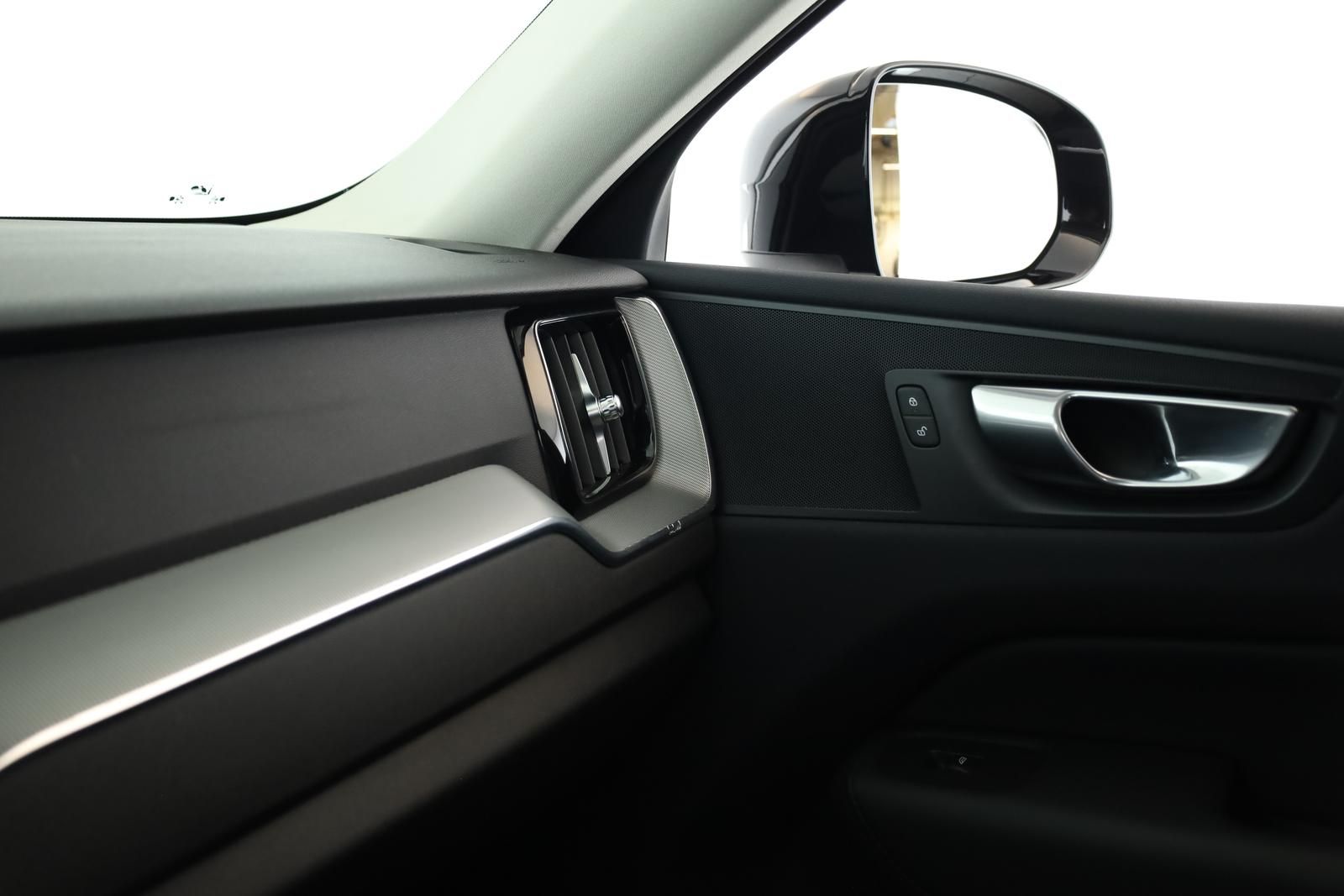 Volvo XC60 Recharge T6 AWD Core Pano Kam STHZ 20" AHK