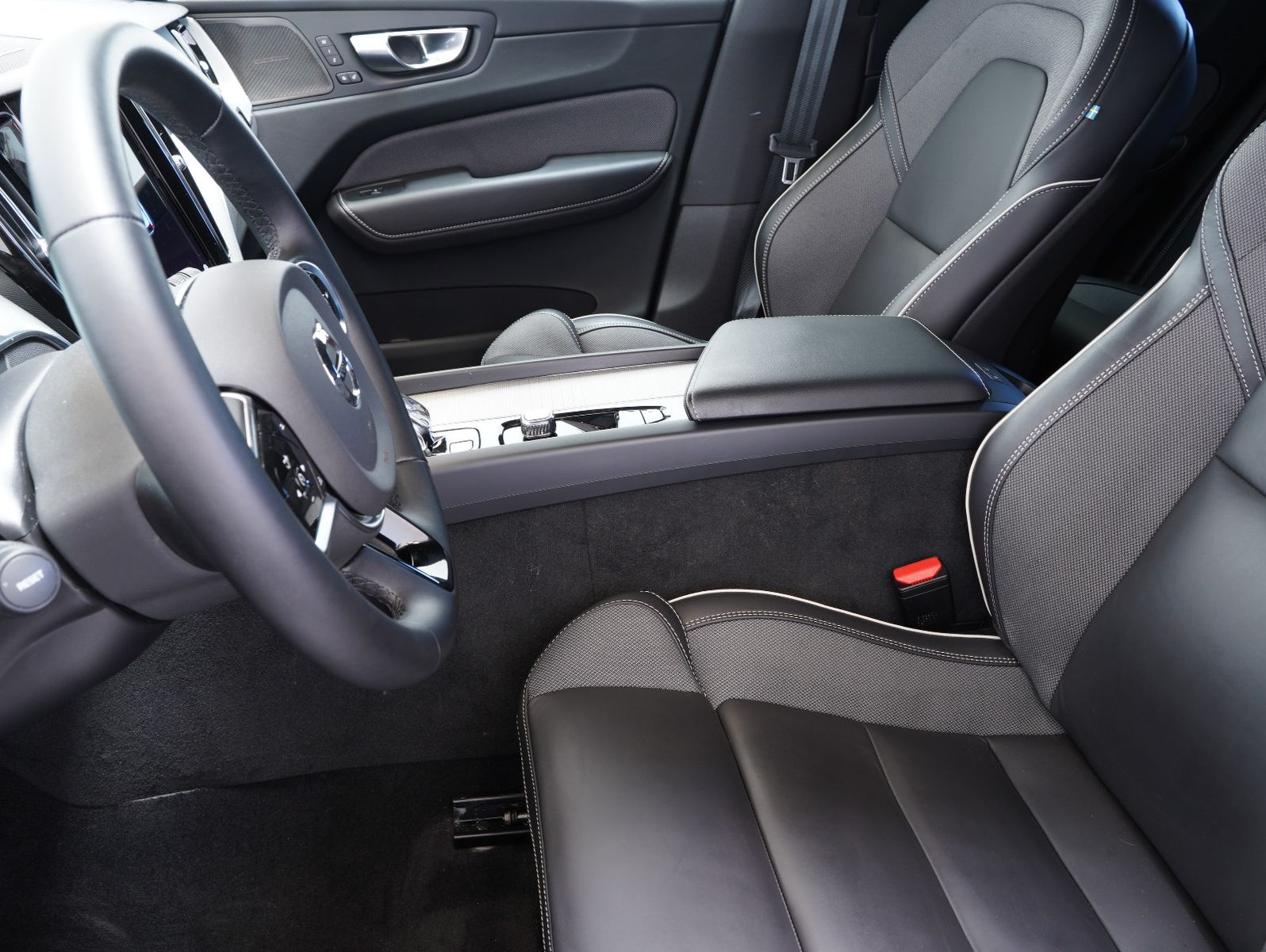 Volvo XC60 B4 D AWD Plus Dark - Samsaru's Car Outlet