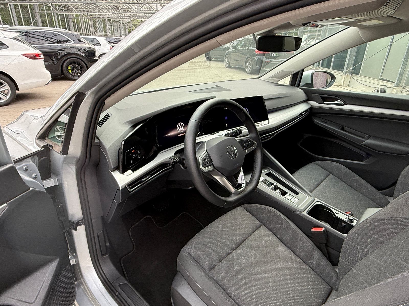 Volkswagen Golf VIII Var. TDI DSG Life - Samsaru's Car Outlet