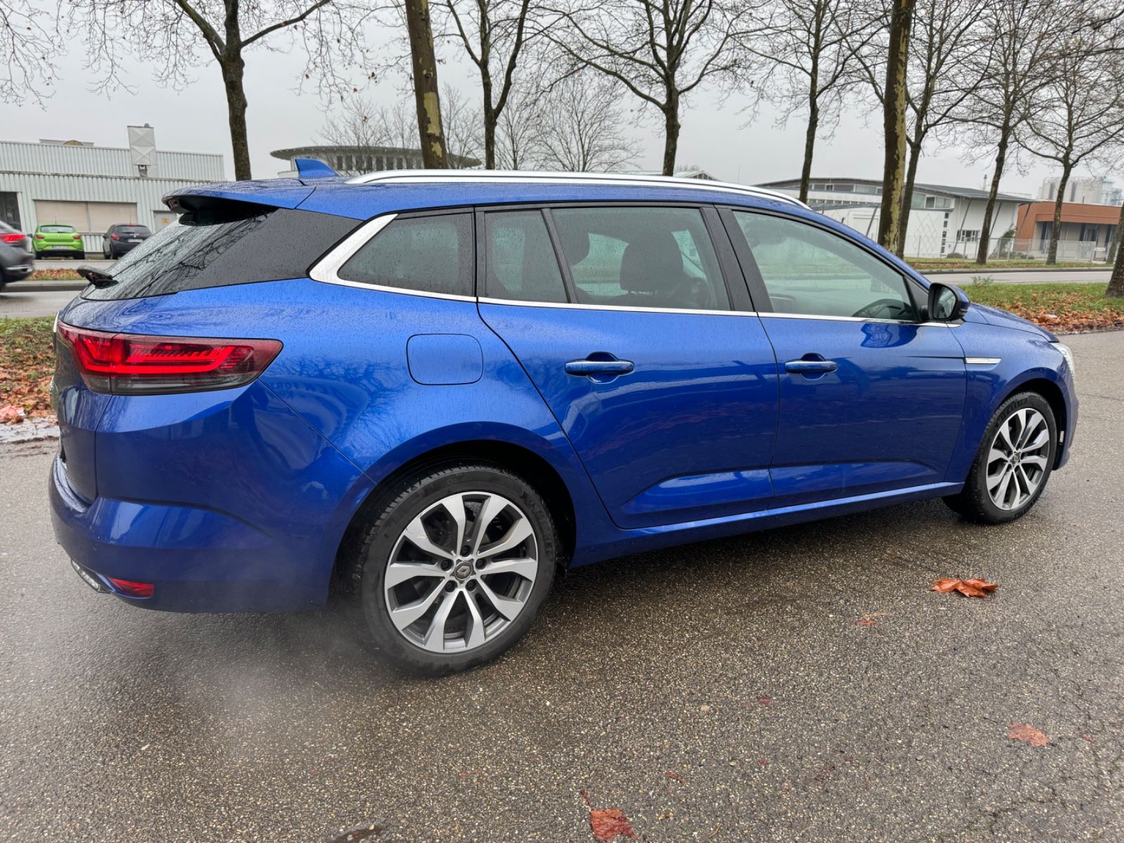 Renault Megane TCe 140 Intens Grandtour - Samsaru's Car Outlet