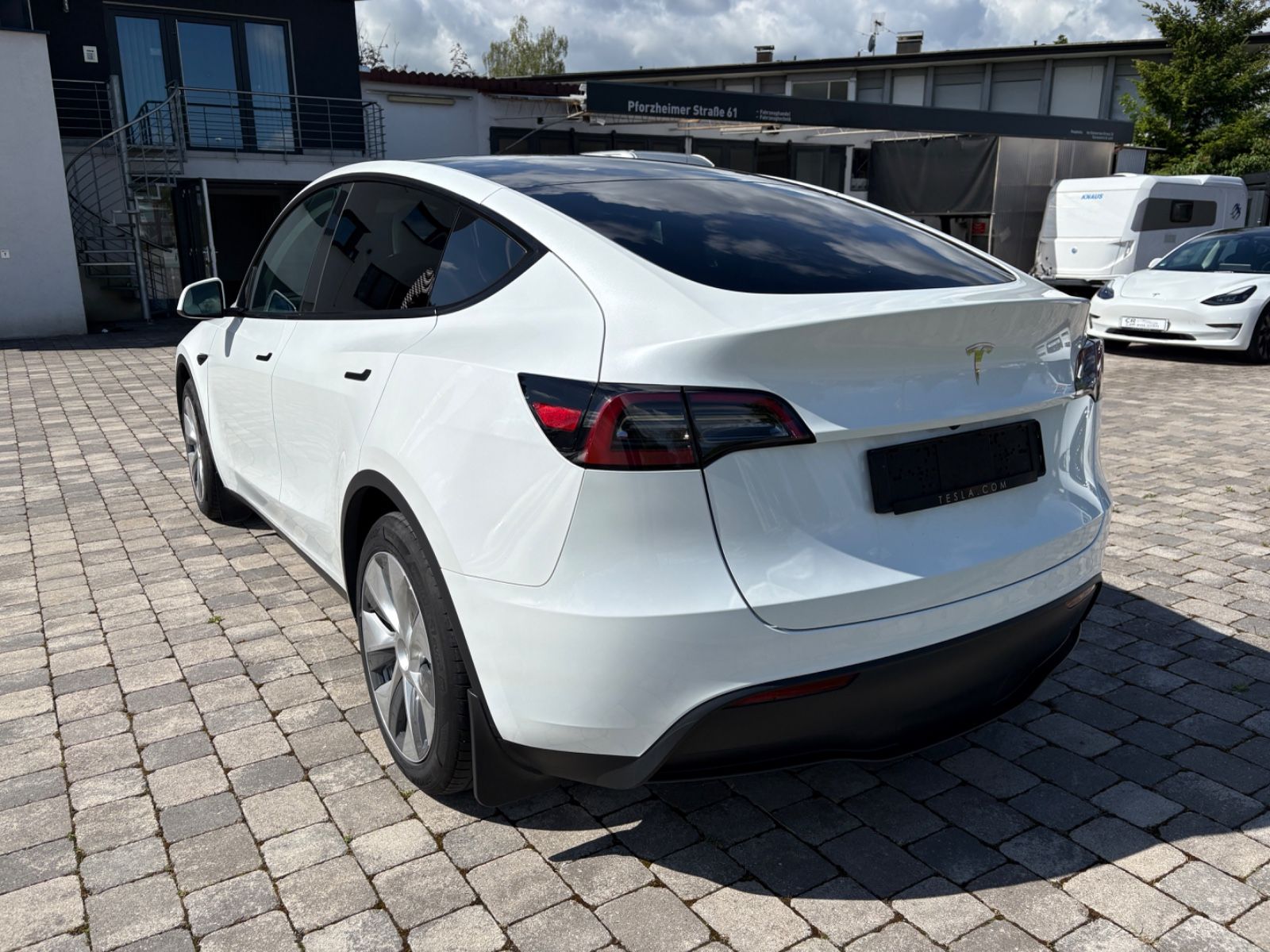 Tesla Model Y RWD Innen weiß