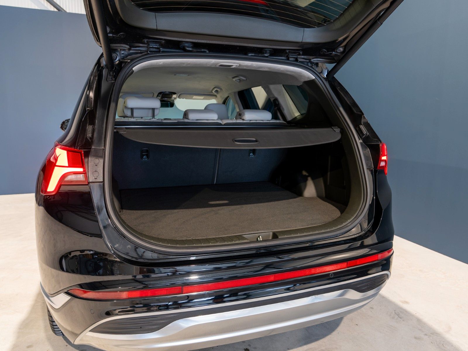 Hyundai Santa Fe Signature Plug-In Hybrid 4WD - Samsaru's Car Outlet