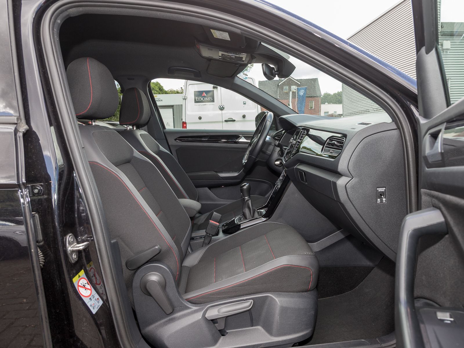 Volkswagen T-Roc 1.5 TSI SPORT BLACK - Samsaru's Car Outlet