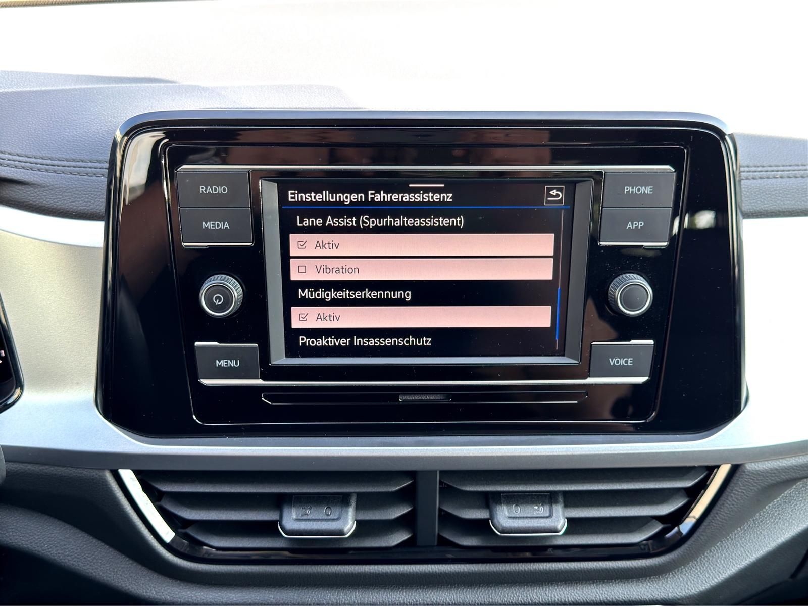 Volkswagen T-Roc Life 2.0 TDI - Samsaru's Car Outlet