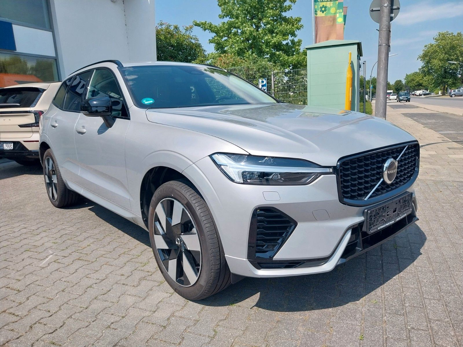 Volvo XC60 Ultimate Dark Recharge Plug-In Hybrid AWD - Samsaru's Car Outlet