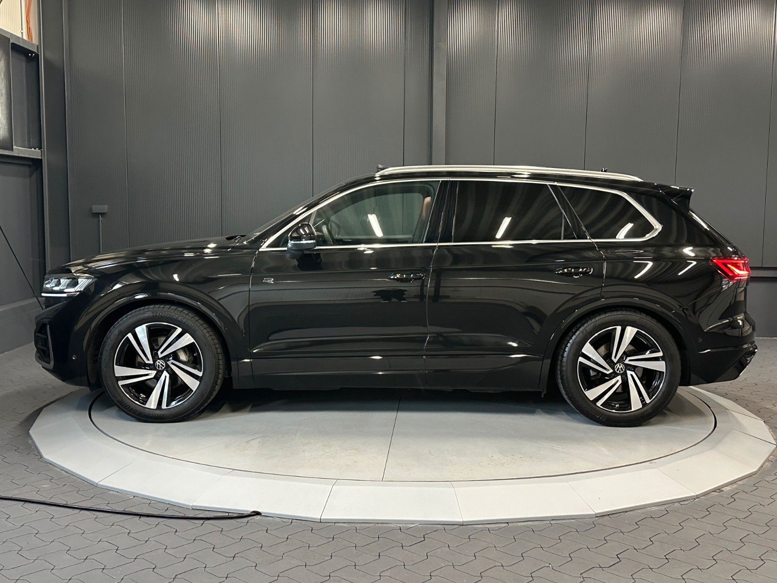 Volkswagen Touareg R-Line 4M - Samsaru's Car Outlet