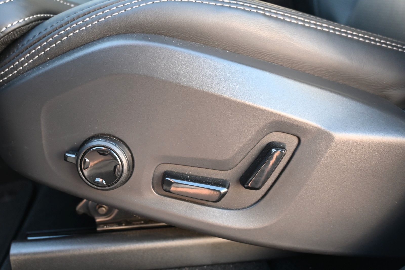 Volvo XC60 R Design PHEV - Samsaru's Car Outlet