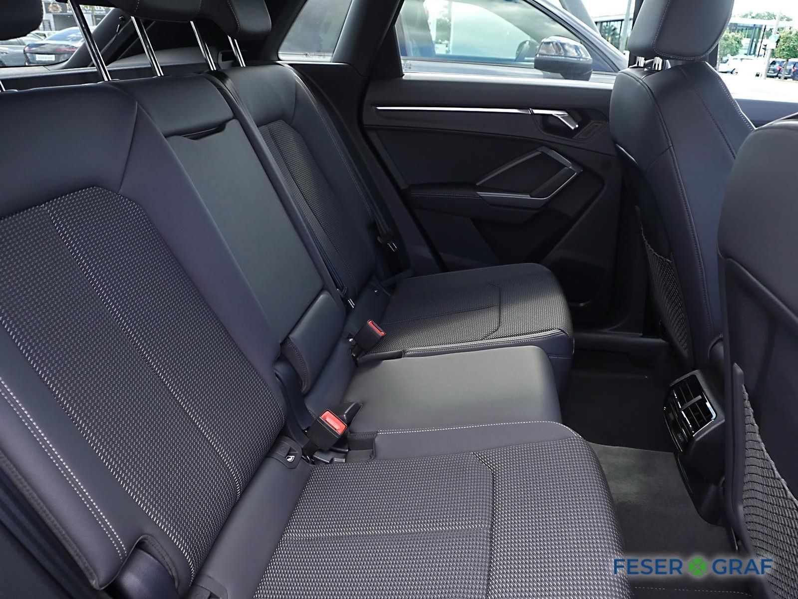 Audi Q3 S line 40 TFSI quattro AHK Pano RFK ACC LED