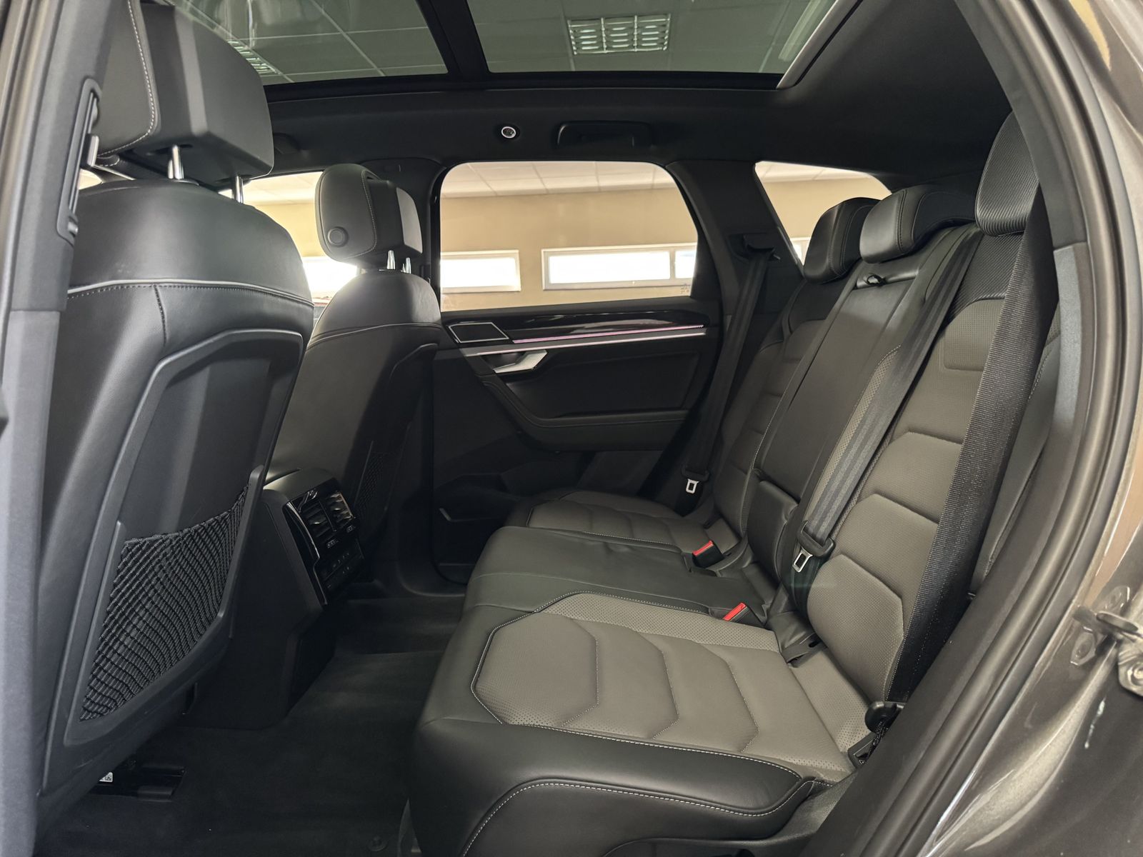 Volkswagen Touareg R-Line 4Motion - Samsaru's Car Outlet