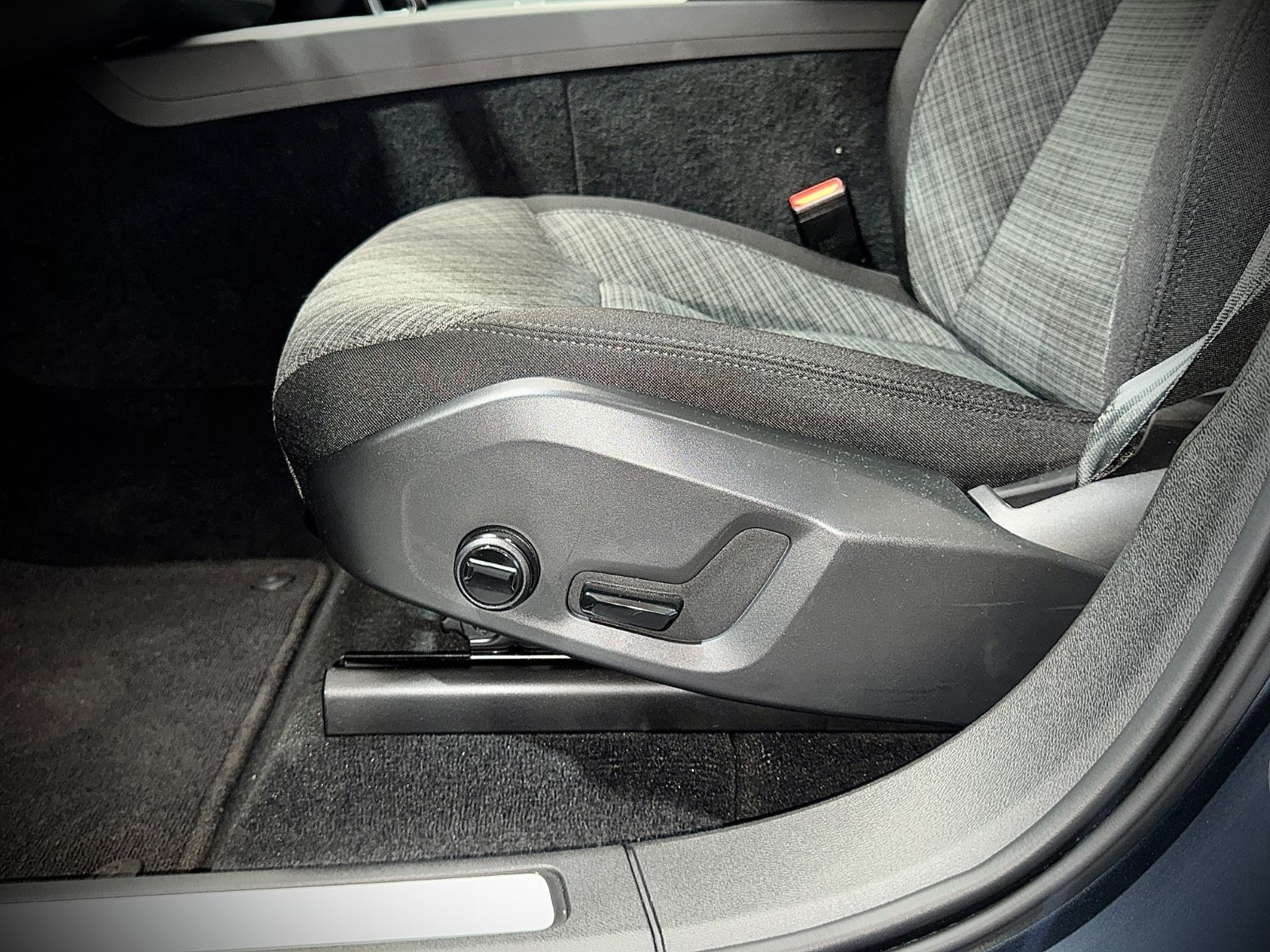 Volvo XC60 Momentum Pro 2WD - Samsaru's Car Outlet