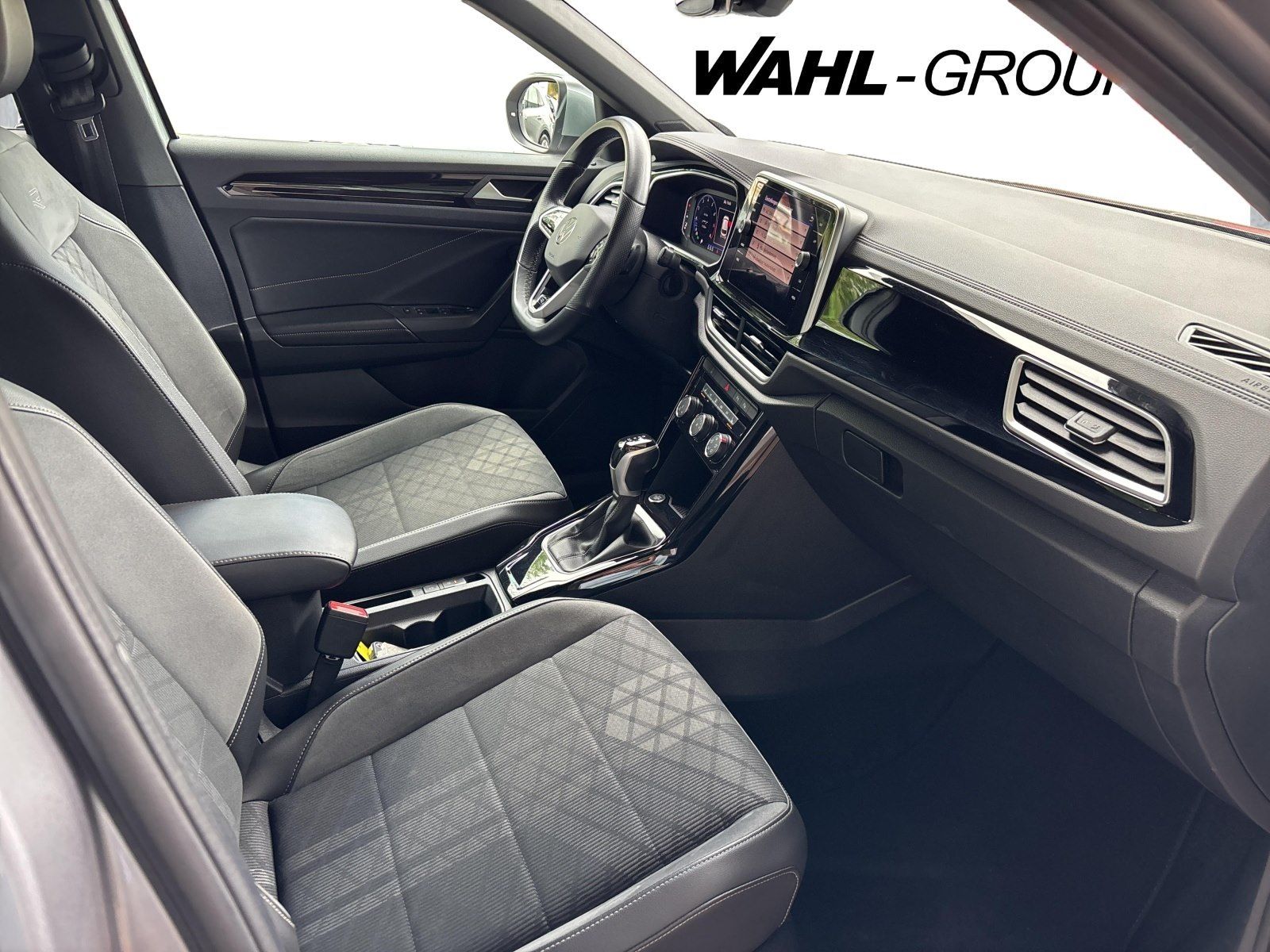 Volkswagen T-Roc 1.5 TSI R-LINE - Samsaru's Car Outlet