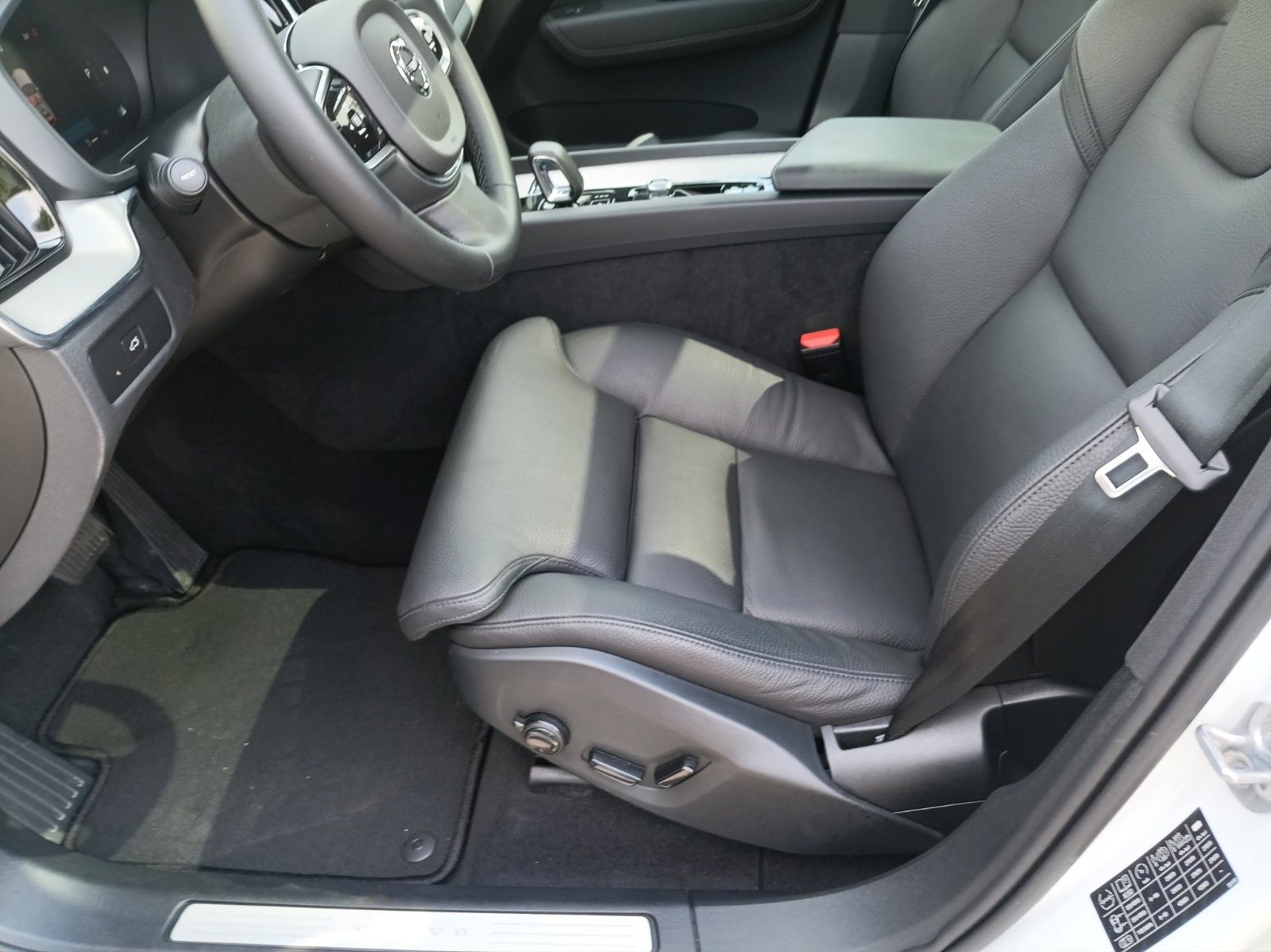 Volvo XC60 B5 AWD Plus Dark - Samsaru's Car Outlet