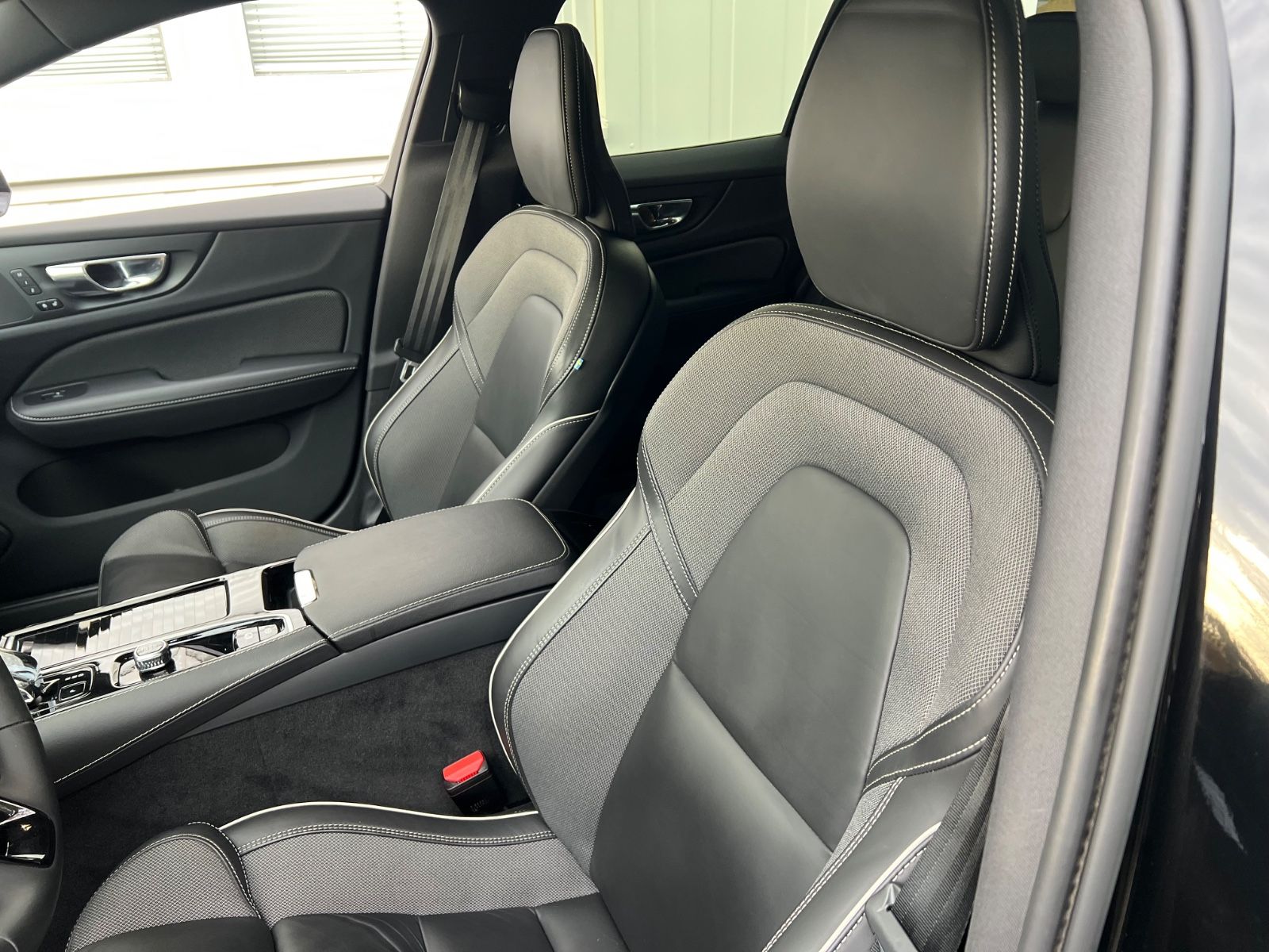 Volvo V60 Recharge T6 AWD PLUS DARK AHK GARANTIE