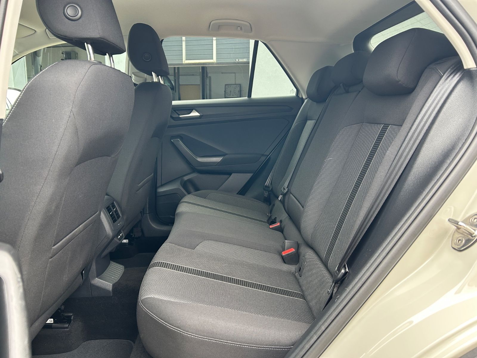 Volkswagen T-Roc 1.0 TSI Life - Samsaru's Car Outlet