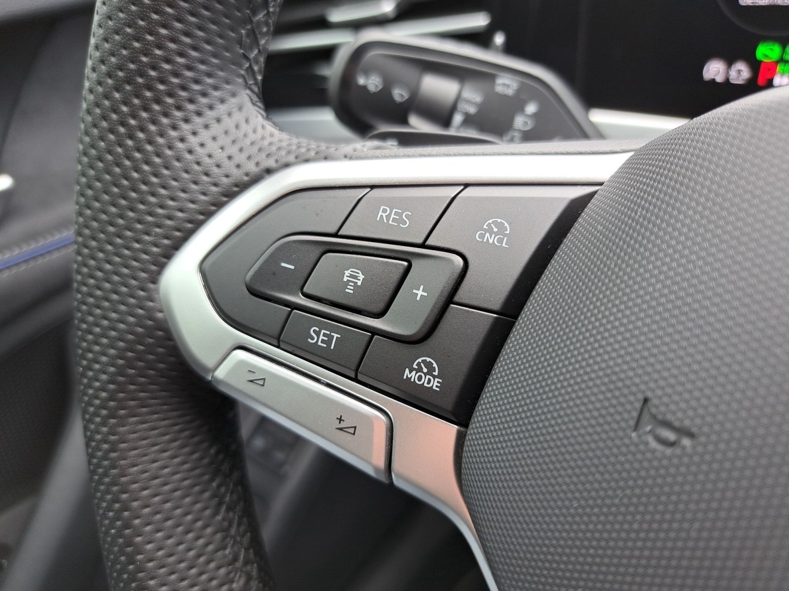 Volkswagen Passat Var. R-Line 1.5 eHybrid DSG AHK PANO 3,99