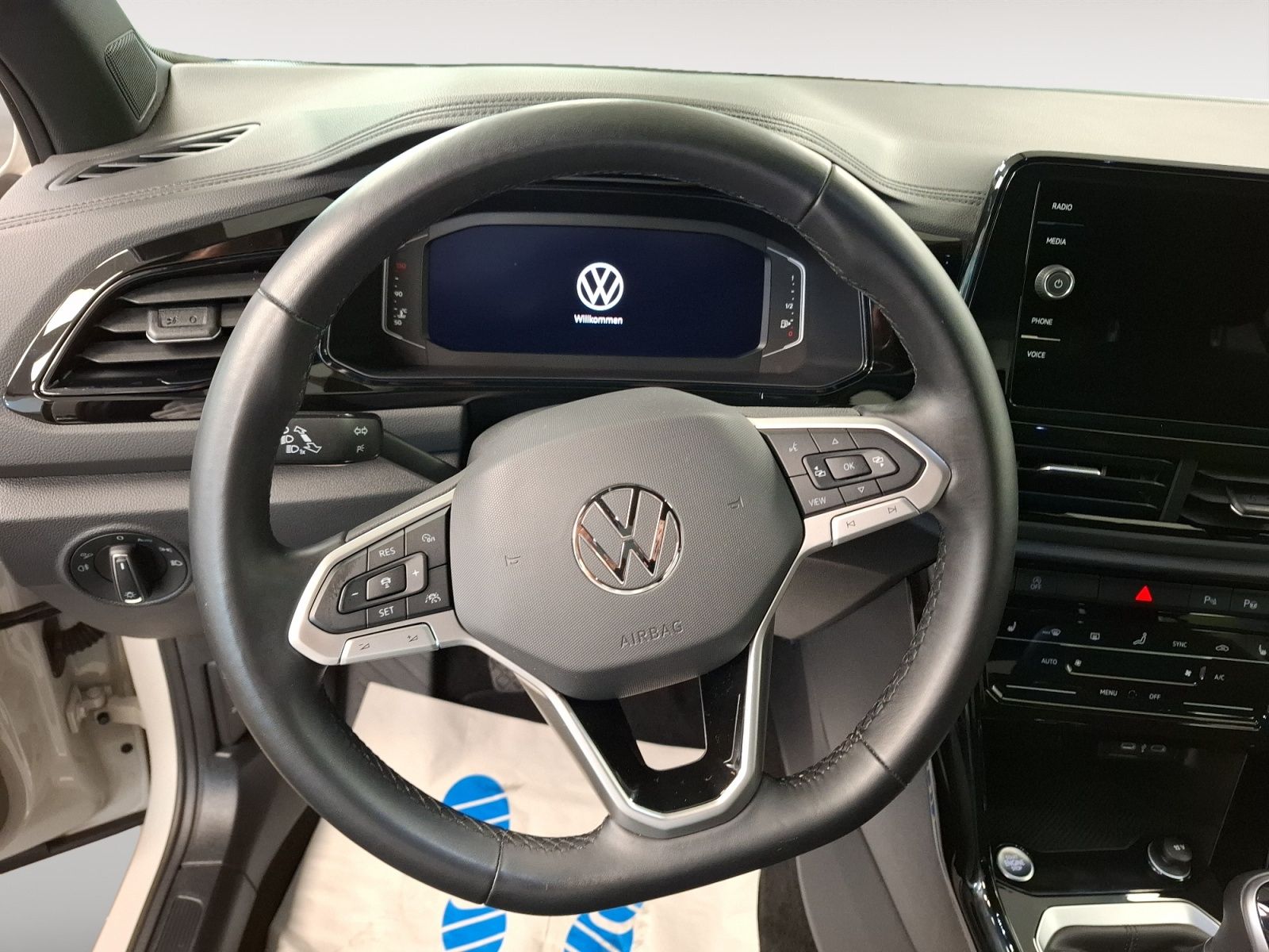 Volkswagen T-Roc 1.5 TSI Style - Samsaru's Car Outlet