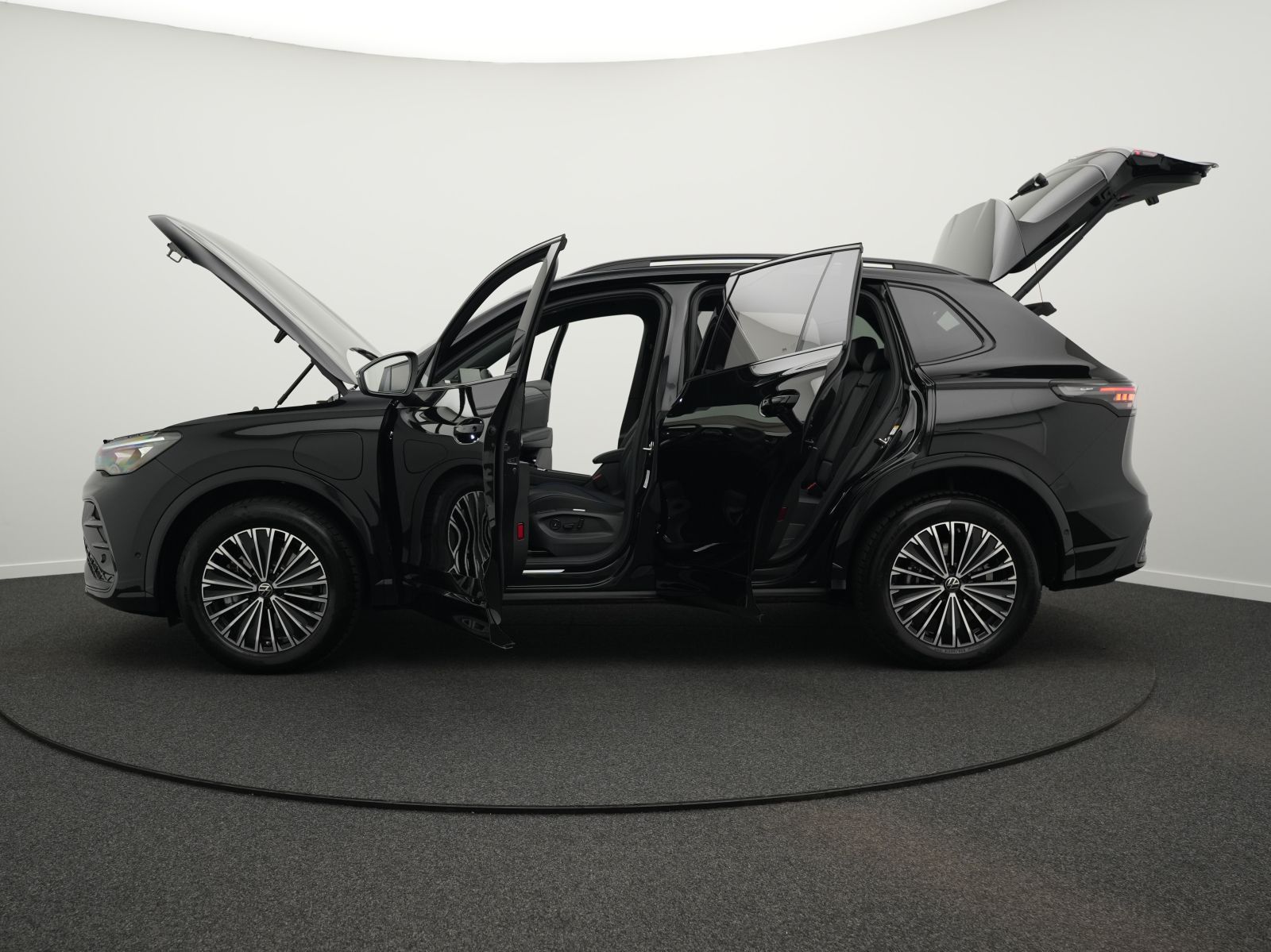 Volkswagen Tiguan R-Line 1.5TSI eHybrid IQ.LIGHT*HARMAN*20"