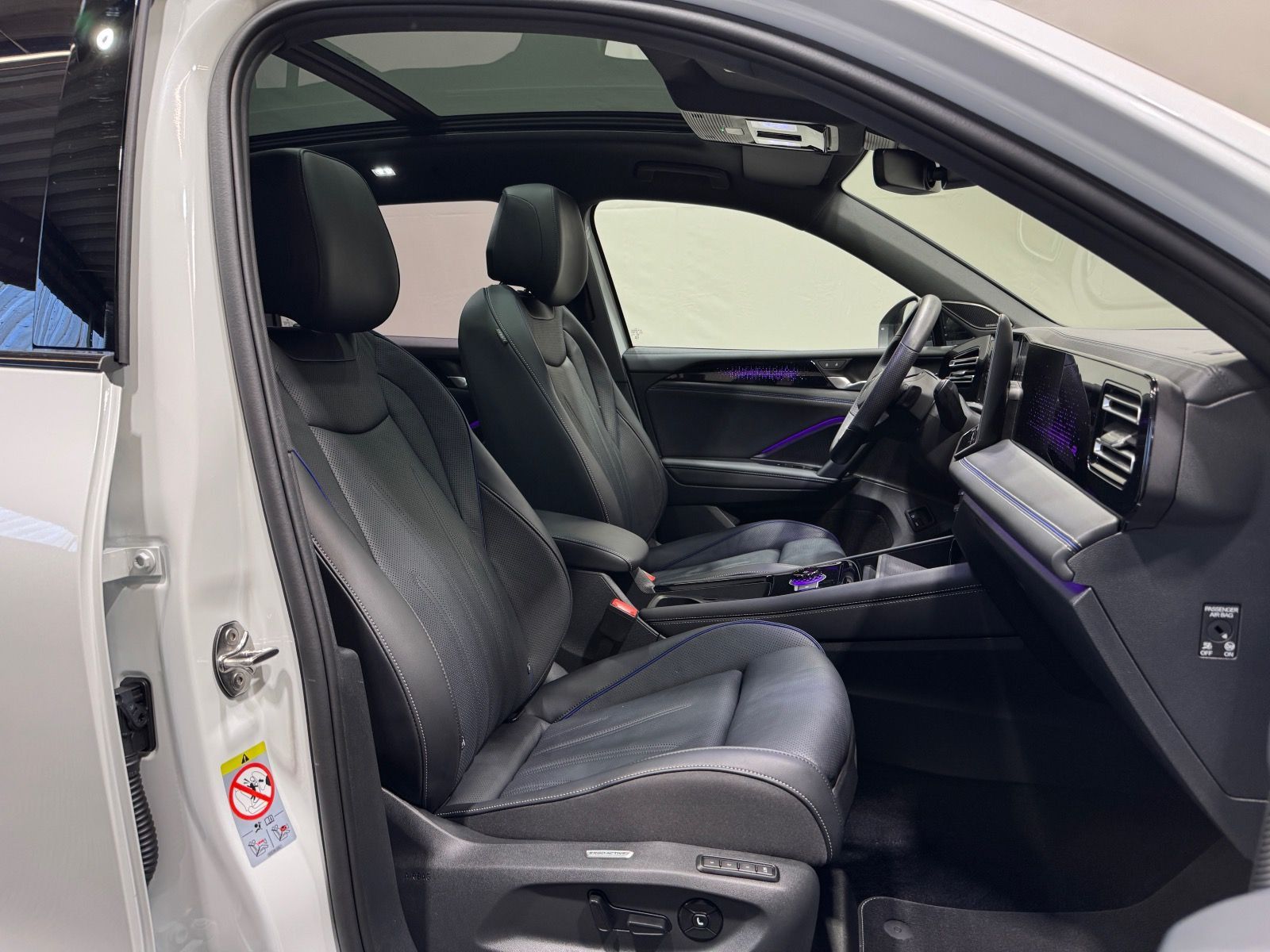 Volkswagen Tiguan R-Line 1.5 TSI eHybrid | MATRIX NAVI PANO