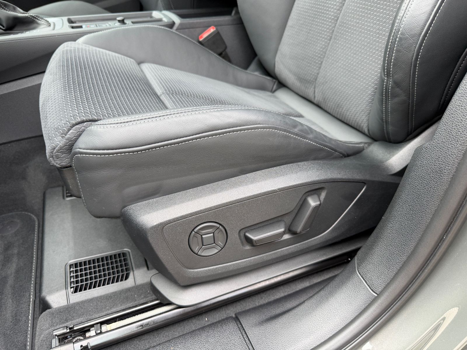 Audi Q3 Sportback 40 TFSI quattro S line, fast VOLL