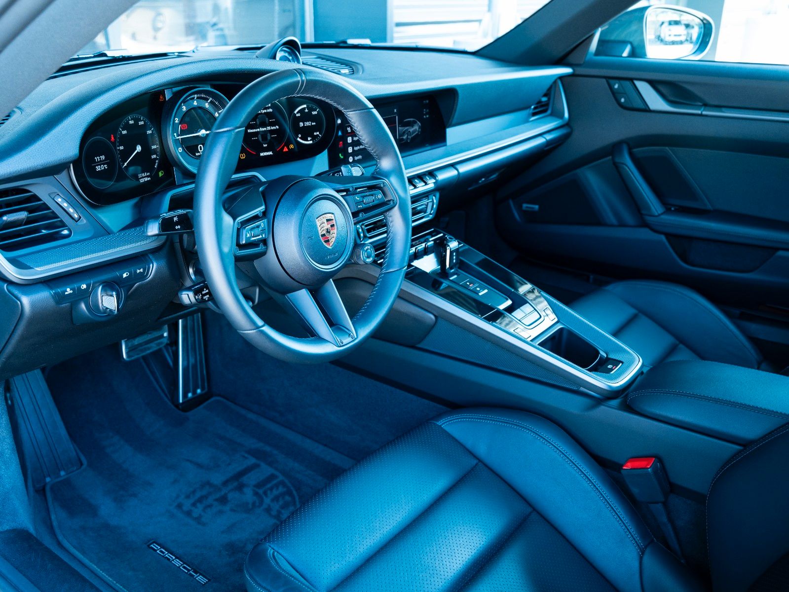 Porsche 911 Carrera 4 - Samsaru's Car Outlet
