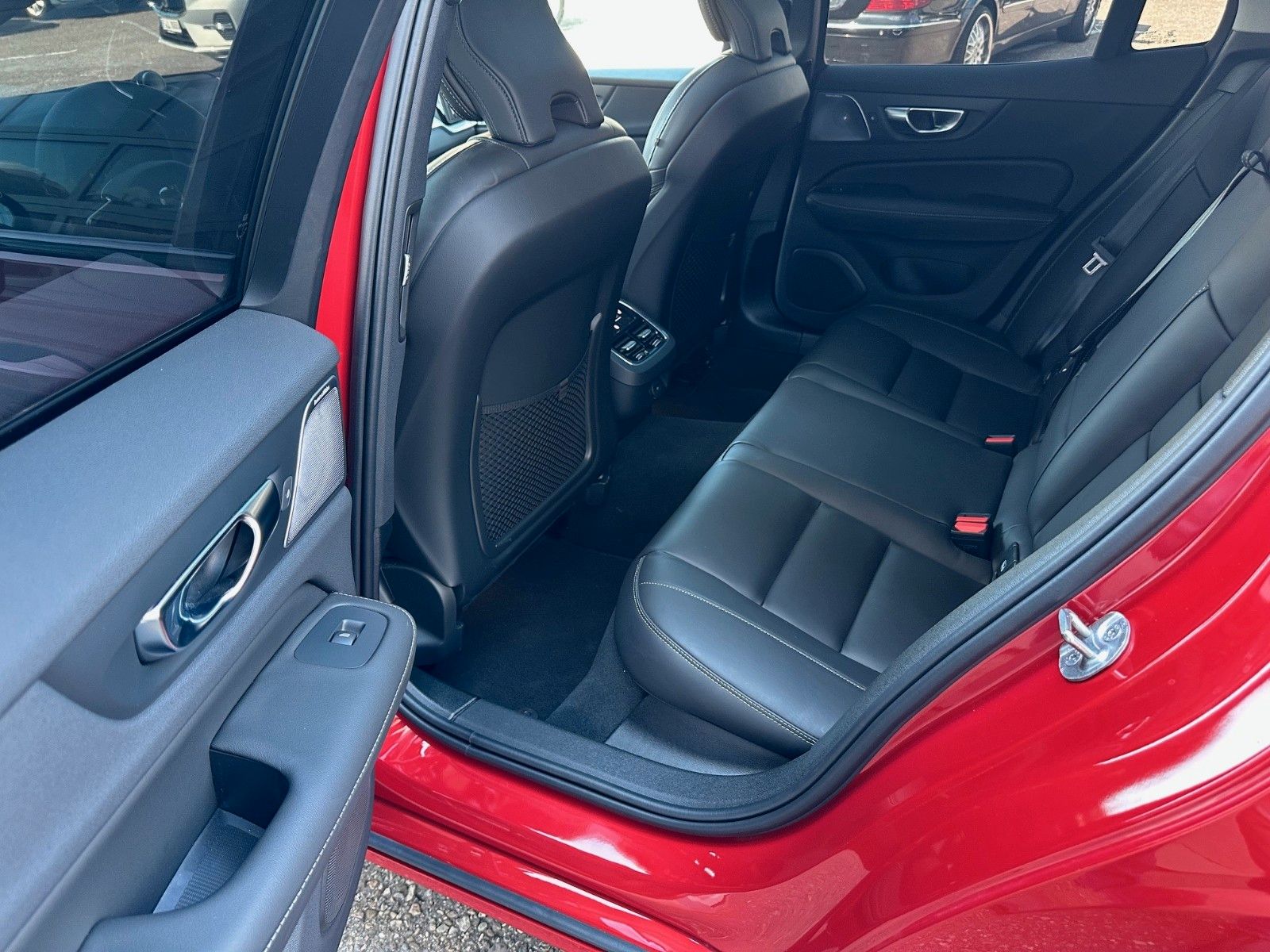 Volvo S60 B5 Ultimate Dark AWD-B&W-360°-Massage-Nappa