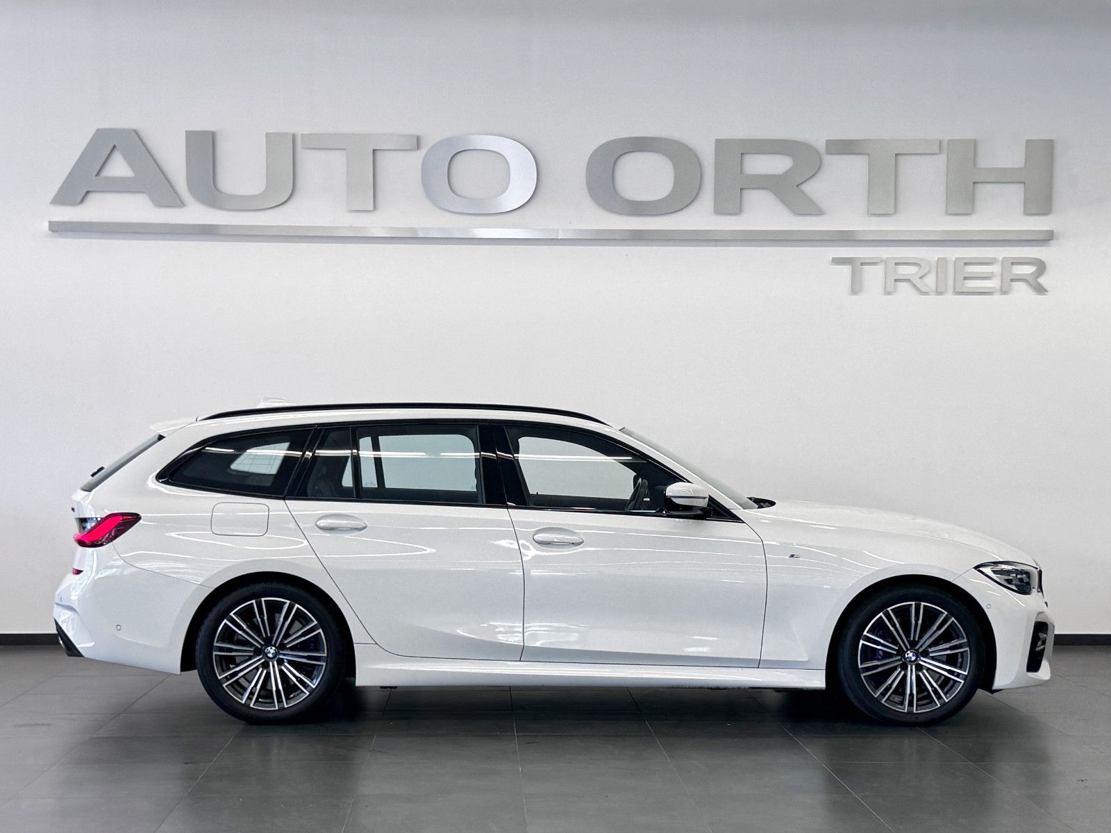 BMW 330i xDrive Touring M-Sport - Samsaru's Car Outlet