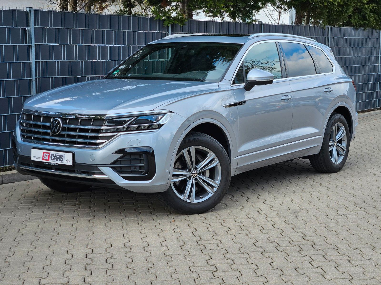 Volkswagen Touareg R-Line 4Motion - Samsaru's Car Outlet