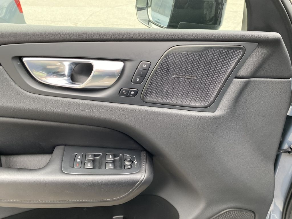 Volvo XC60 Plus Dark AWD B4 Diesel EU6d AHK digitales