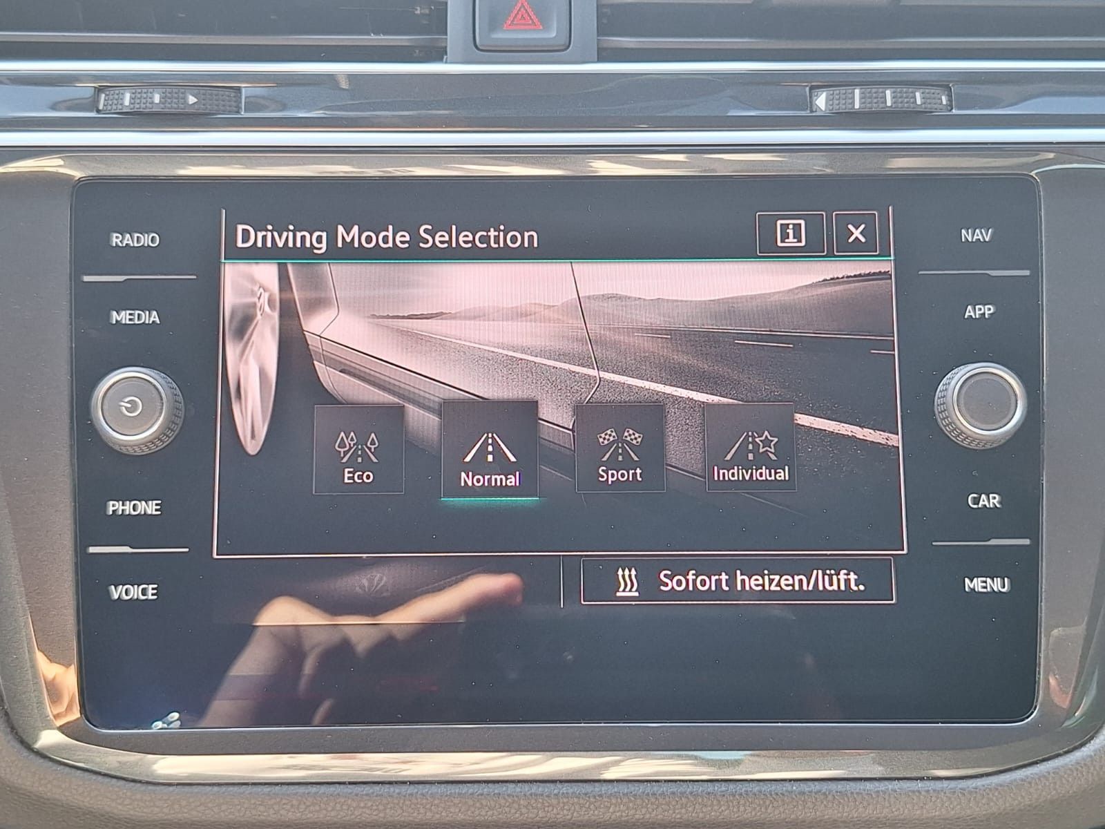Volkswagen Tiguan R-Line 4Motion DSG - Samsaru's Car Outlet