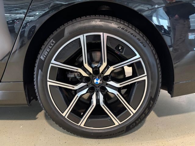 BMW 740 d xDrive M Sport PanoSky StHzg IconGl Aktivl