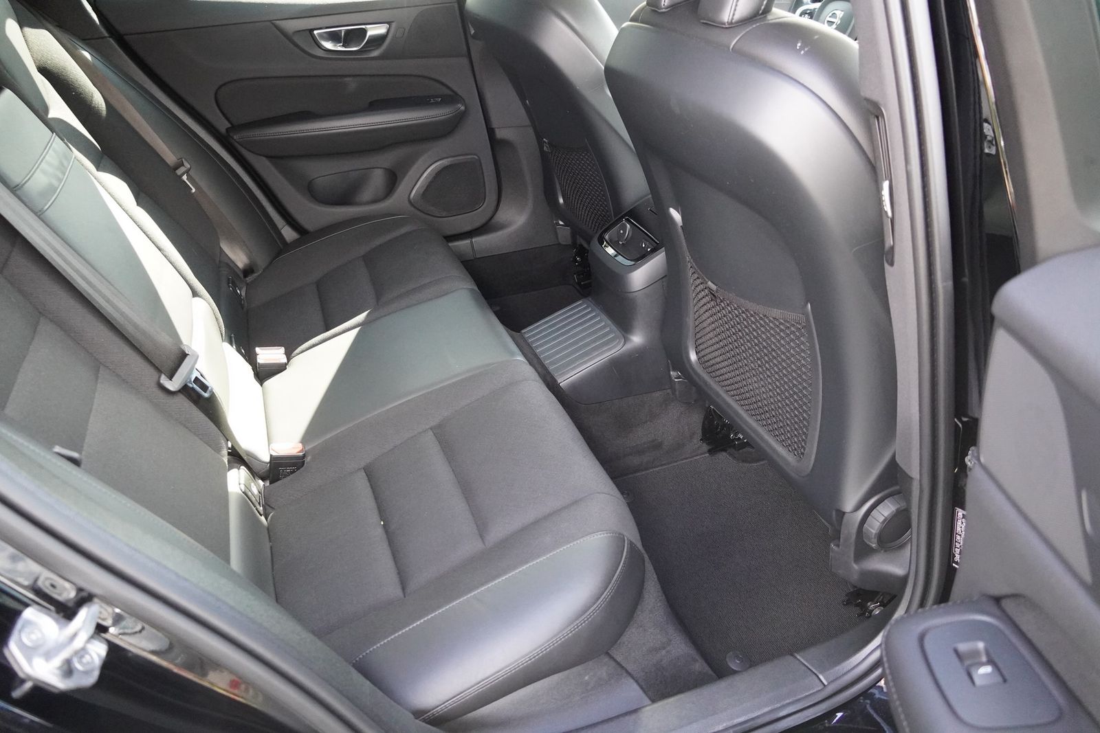 Volvo V60 Kombi 2.0 Hybrid AWD R Design LED Navi AHK