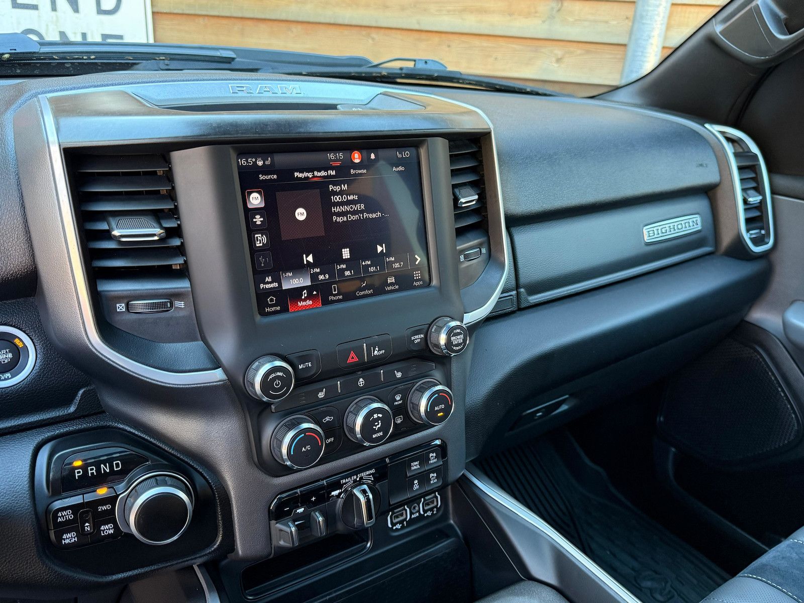 Dodge RAM 1500 5,7L BigHorn Crew Cab LED AHK 4x4 Pano