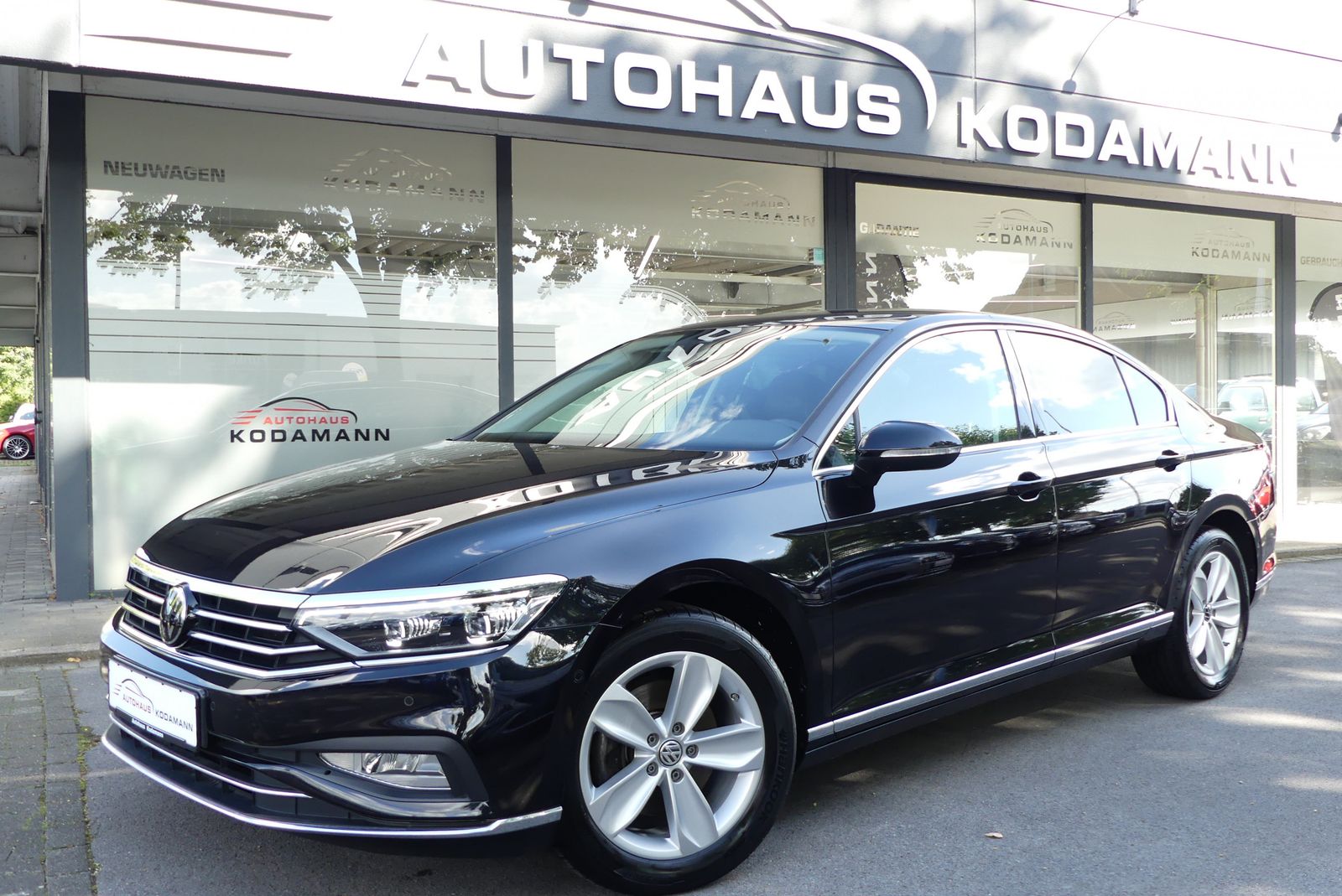 Volkswagen Passat Lim. Elegance - Samsaru's Car Outlet