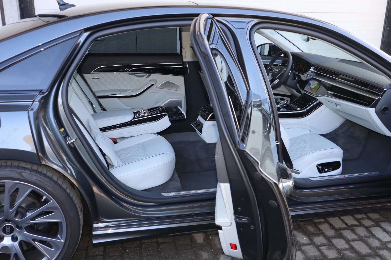 Audi A8L 60 TFSIe lang exclusive - Samsaru's Car Outlet