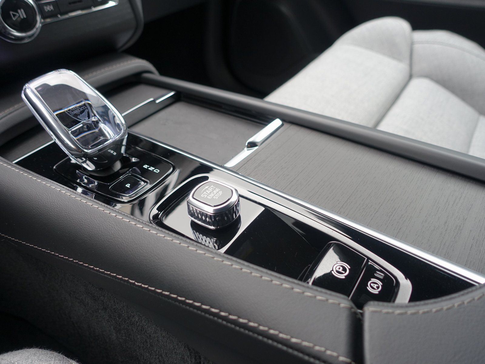 Volvo XC90 Plus Dark T8 AWD Plug-inHybrid/AHK/360°/H&K