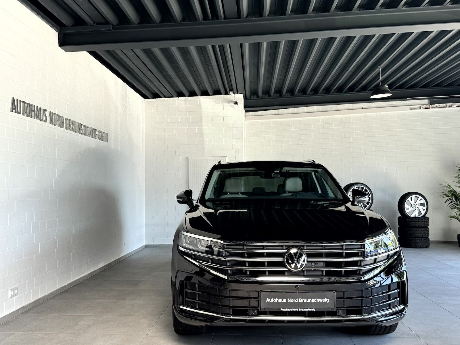 Volkswagen Touareg 3.0 TDI Elegance 4Motion - Samsaru's Car Outlet
