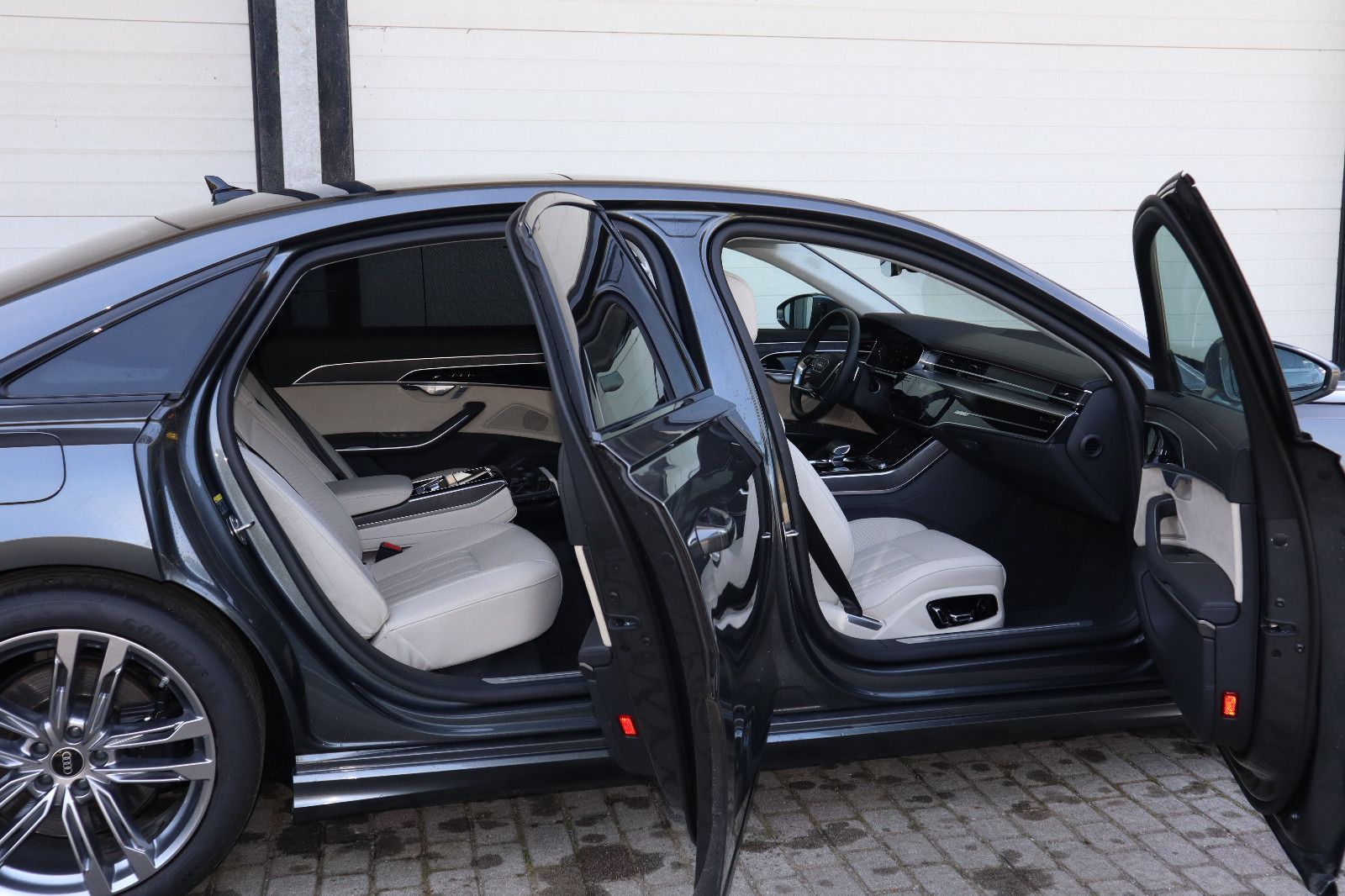 Audi A8L 60 TFSI e lang BLACK - Samsaru's Car Outlet