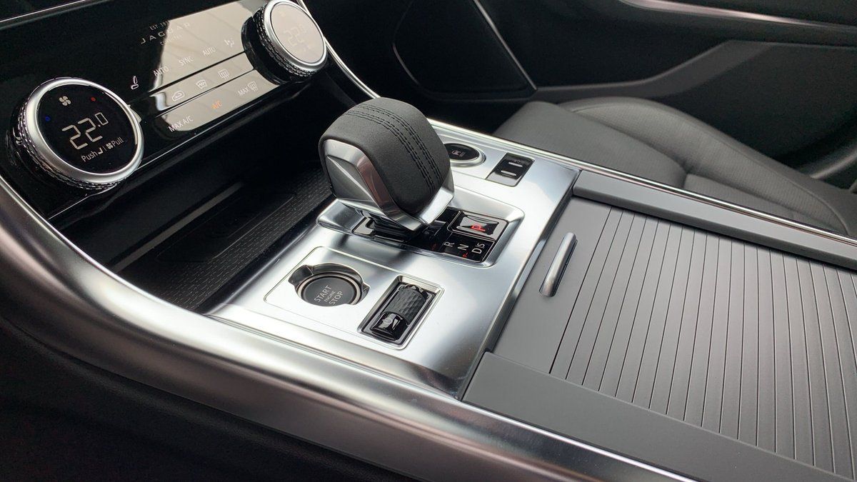 Jaguar XF D200 R-DYNAMIC SE LMF+ACC+SHZG