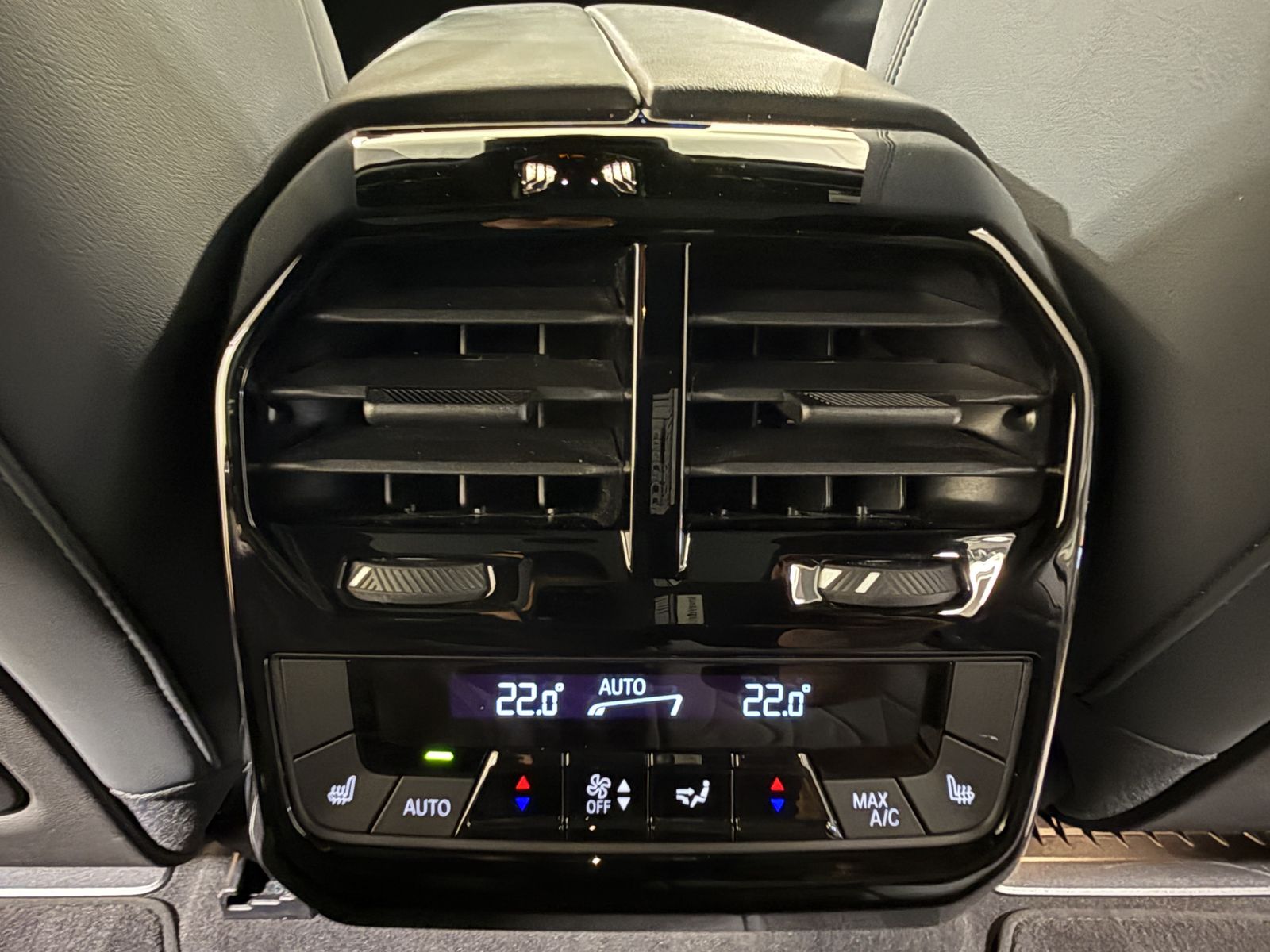 BMW iX xDrive60 M Sportpaket AHK Luftfeder B&W ACC
