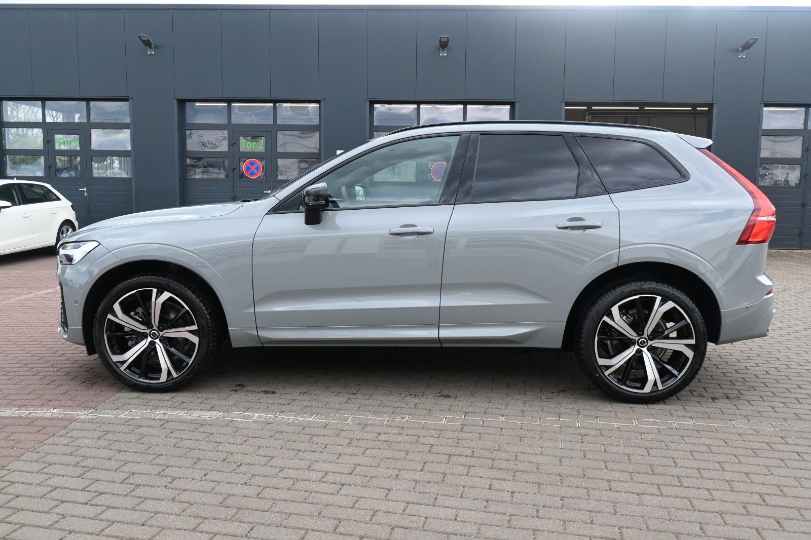 Volvo XC60 B5 Benzin AWD Plus Dark*FSHZG*360°*ACC*AHK