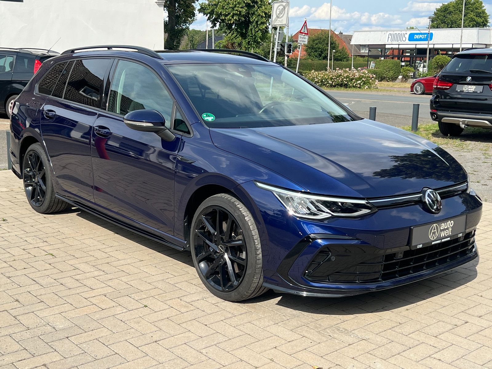 Volkswagen Golf VIII R-Line - Samsaru's Car Outlet