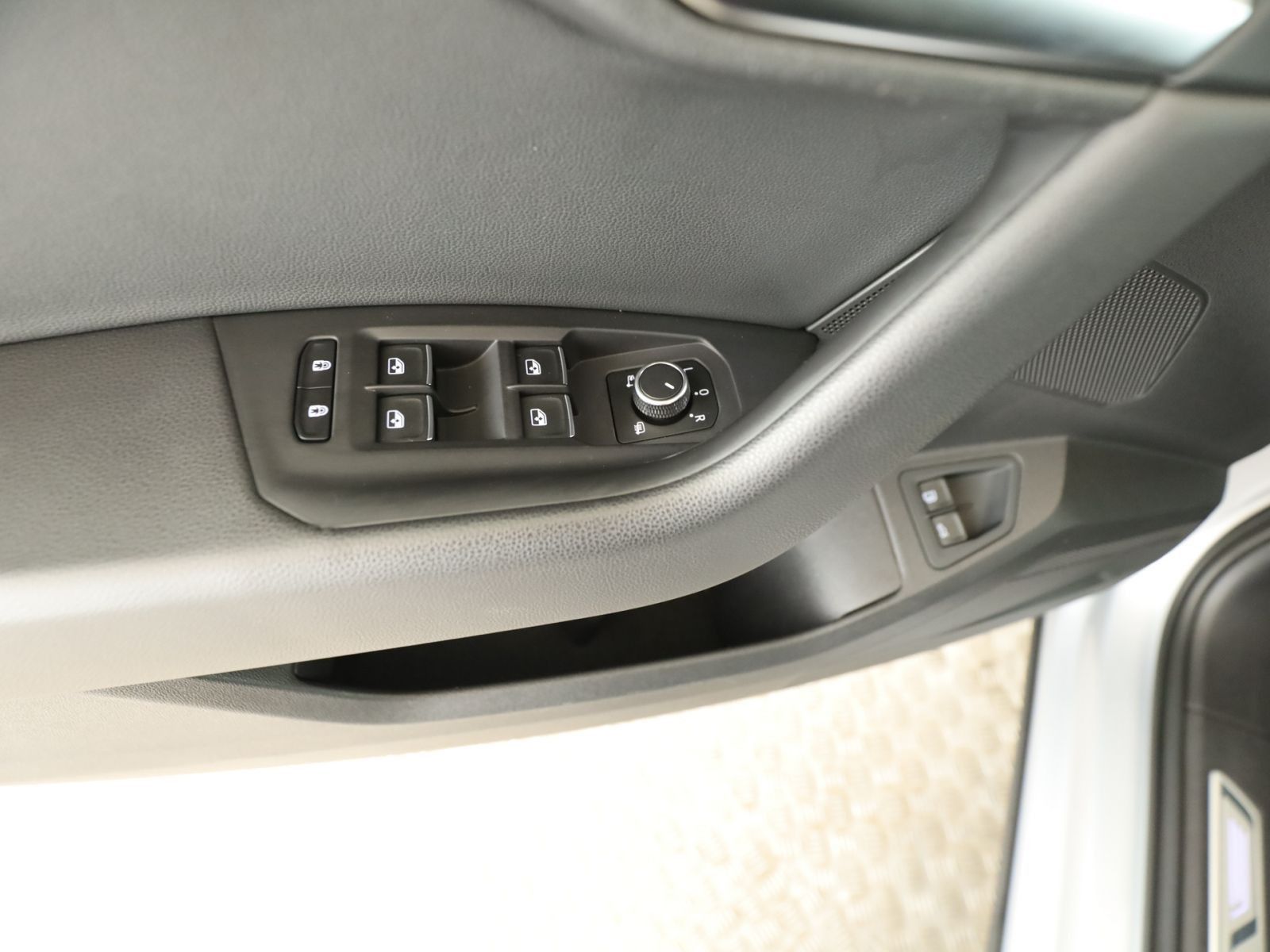 Volkswagen Touareg 3.0 TSIe Elegance 4M - Samsaru's Car Outlet