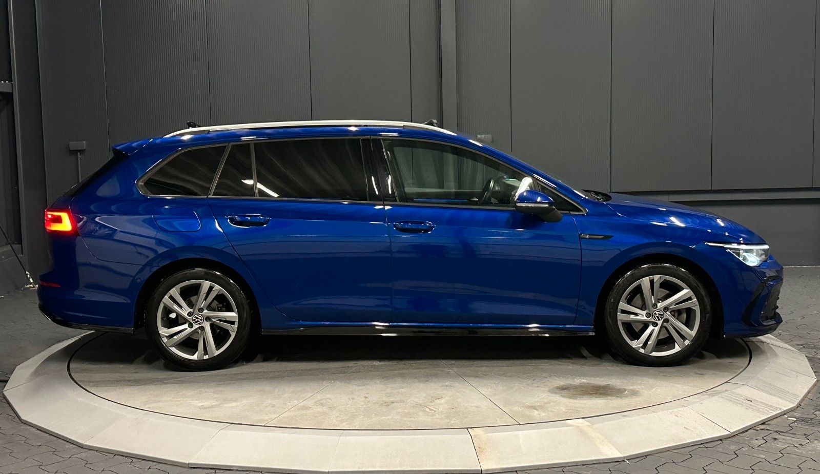 Volkswagen Golf Variant R-Line 4Motion*PANORAMA*AHK*Standhz