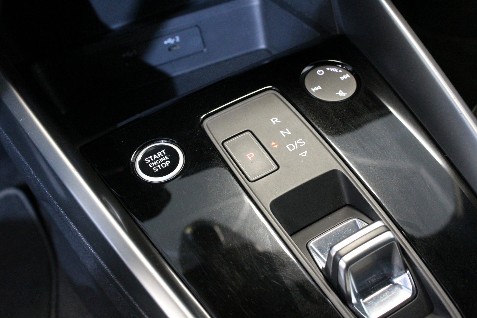 Audi A3*Limousine*30 TFSI*Advanced*Automatik*LED*Navi