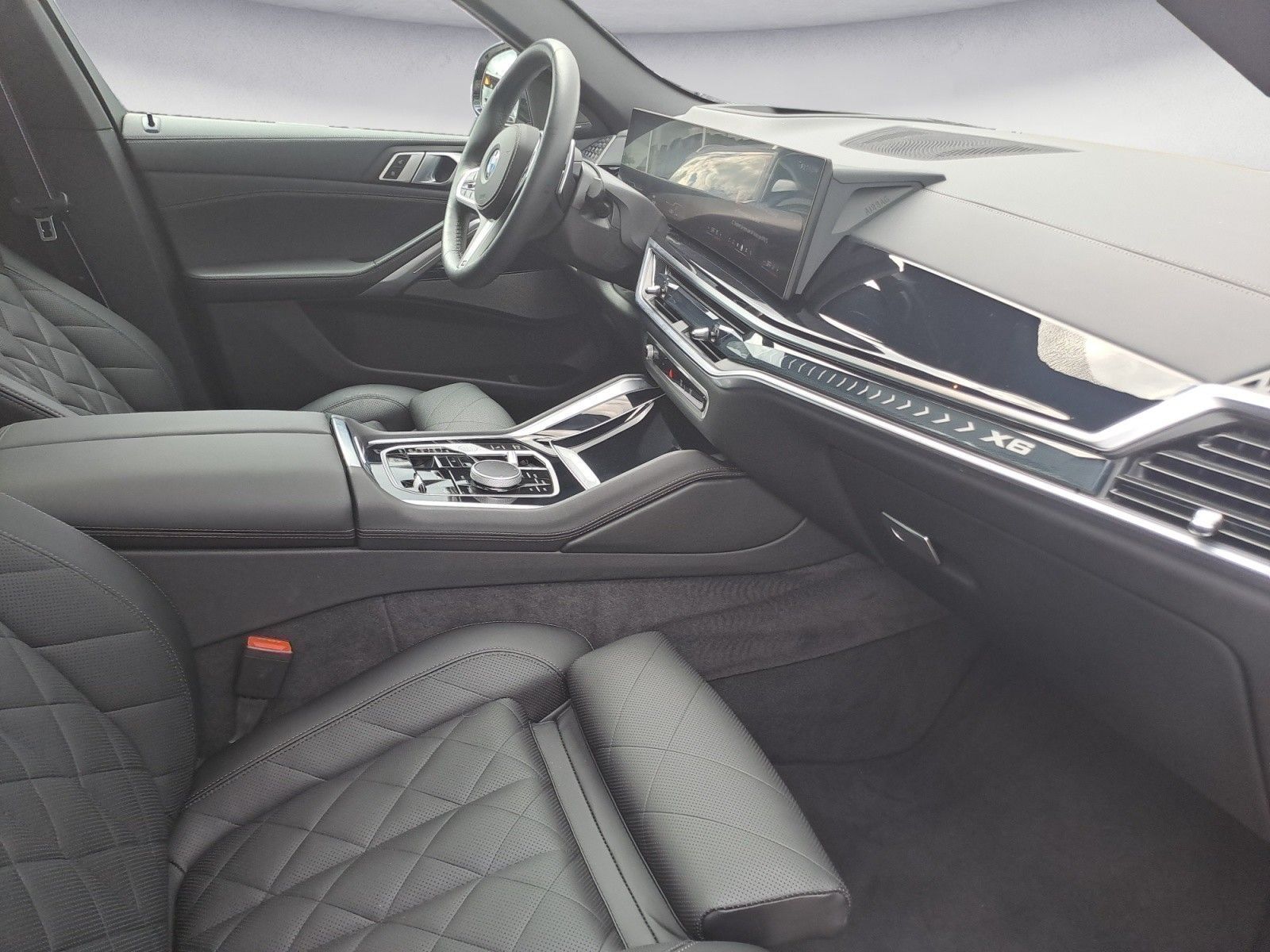 BMW X6 xDrive30d M SPORT PRO AHK Iconic Glow Driving